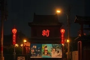 职场剧《无声调度室》封面，多块监看屏前只坐着一个人