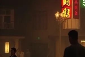 剧情片《深夜修表人》封面，台灯下的镊子与一枚细小的齿轮