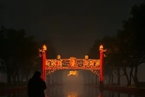 青春剧《夏至未眠》封面，闭馆后的图书馆只剩一排倾斜的书