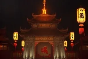 剧情片《旧钟表店》封面，玻璃柜里摆着一排老式挂钟